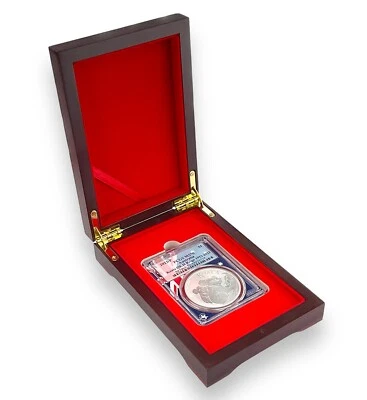 Marco de fotos de bandera de Australia 2023 1 oz plata koala graduación profesional MS70 POP 150 con caja de madera Foto 1 de 4