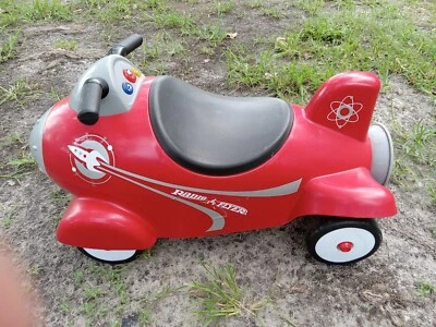 Radio Flyer Retro Paseo en Cohete Coche de Juguete para Niños con Luces Espaciales y Sonidos Rojo Foto 1 de 4
