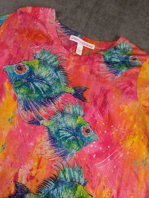 Camiseta Leoma Lovegrove Top Feminina Extra Grande Arte Usável Peixe Boho Praia Verão Resort - Imagem 1 de 4