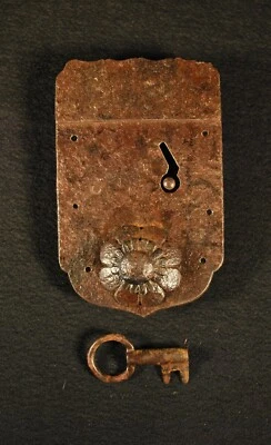 CERRADURA JAPONESA ANTIGUA HIERRO TANSU CON LLAVE DE TRABAJO Foto 1 de 4