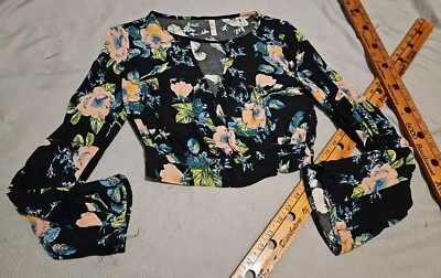 Camisa Xhilaration para mujer talla XS negra floral corta cintura elástica cuello en V Foto 1 de 4