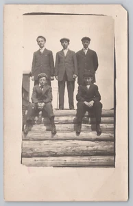 Postal RPPC Cinco niños en trajes retrato exterior en largos escalones c1918 - Imagen 1 de 2