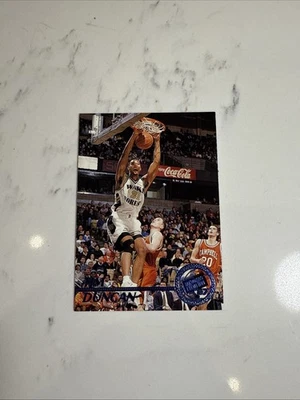 1997 - 98 新闻通行证 Tim Duncan RC 蓝色 FIL SSP 圣安东尼奥马刺队 #1 完好新秀 — 第 1/2 张图片