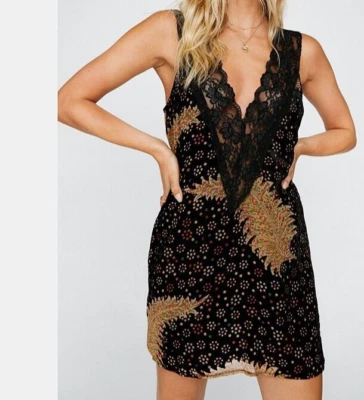 Nasty Gal 全新带标签 Devore 蕾丝 V 领迷你天鹅绒连衣裙 10 童话垃圾浪漫哥特 — 第 1/4 张图片