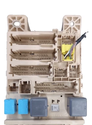 2004 - 2009 Lexus RX330 Fuse Box Cabin 3.3L V6 OEM 8262048040 - Image 1 of 3