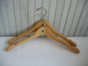 5x NUEVO AEO American Eagle Outfitters Perchas de Madera 17" Curvado Abrigo Resistente - Imagen 1 de 3