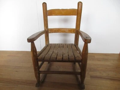 Mecedora vintage con respaldo de escalera de madera rústica balancín de listones niño tamaño 23" Foto 1 de 4