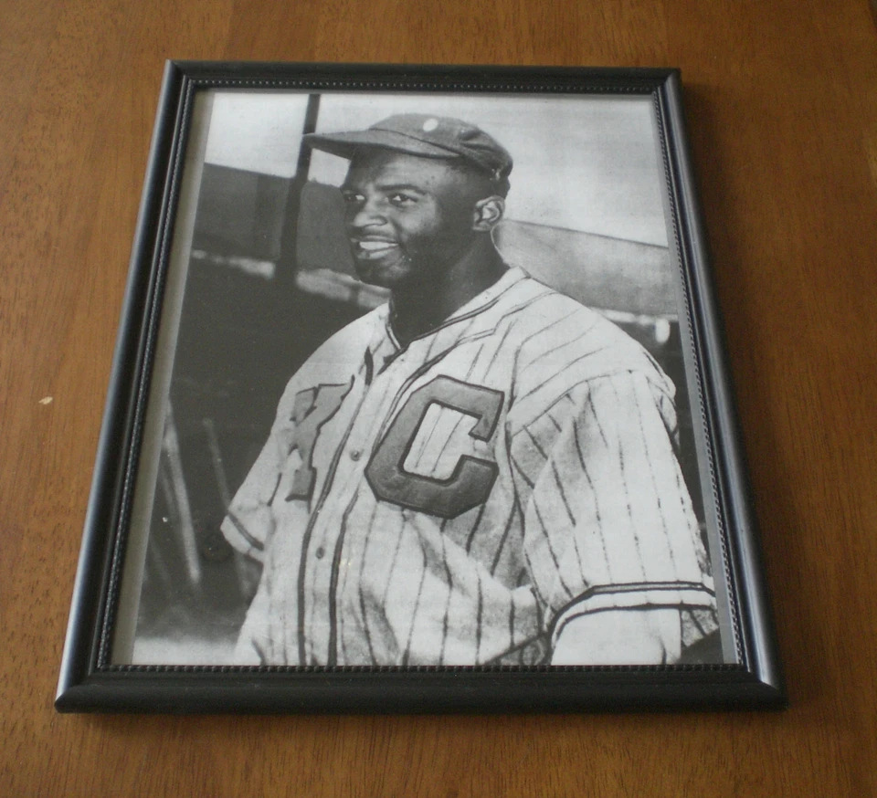 Impresión enmarcada en blanco y negro de Jackie Robinson Kansas City Monarchs Foto 1 de 1