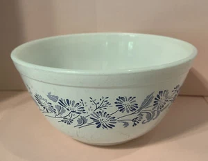 Tazón mezclador de niebla colonial Pyrex de colección #402 1,5 cuartos cuadrados Vaso de leche azul margarita - Imagen 1 de 5