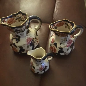 Set aus 3 abgestuften Maurer blau Mandalay Krügen - sechseckige Form - hervorragender Zustand - Bild 1 von 5