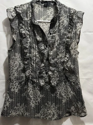 Blusa Twenty One para mujer sin mangas gris y blanca con volantes de encaje con botones talla mediana Foto 1 de 4