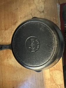Lodge Seasoned Cast Iron 8" Skillet US - Picture 1 of 3