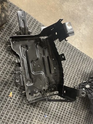 21-23 Chevrolet Suburban Batería Bandeja Montaje Fabricante Original Foto 1 de 3