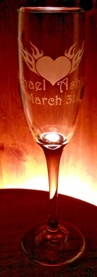 Juego de 2 flautas de champán de compromiso Flame Heart personalización gratuita  Foto 1 de 4