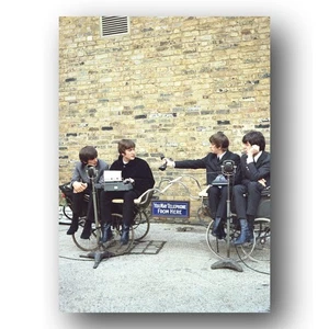 The Beatles sitzen im Kinderwagen am Set eines harten Tages Nacht 1964 5x7 Foto - Bild 1 von 1