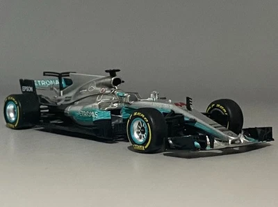 Mercedes AMG Petronas F1 W08 EQ Power 1/43 + Lewis Hamilton 2017 F1 Champion Foto 1 de 4