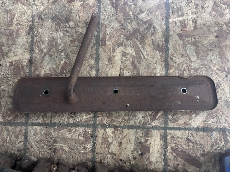 Cubierta de válvula de ventilación del cárter Kaiser Foto 1 de 1