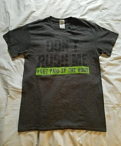 T-shirt grafica Don't affrettami vengo pagato all'ora nera piccola - Foto 1 di 6