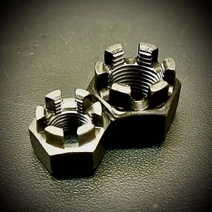 Dadi metrici a castello a passo fine autocoloranti grado 6 DIN 935 - Foto 1 di 7