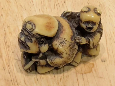Figura detallada vintage/antigua japonesa de resina Netsuke tallada a mano Foto 1 de 4
