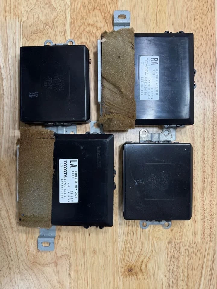 Módulo de controle multiplex Lexus LS430 2001 - 2003 - dianteiro/traseiro/motorista/passageiro - Imagem 1 de 4