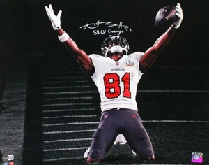 Antonio Brown Signed Buccaneers 16x20 Spotlight Photo w/ SB Insc-Beckett W Holo - Picture 1 of 2