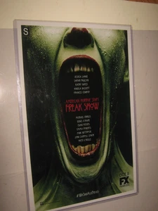 HORROR BUNTES KUNSTWERK FILM FENSTER POSTER AMERIKANISCHE HORRORGESCHICHTE FREAKSHOW - Bild 1 von 1
