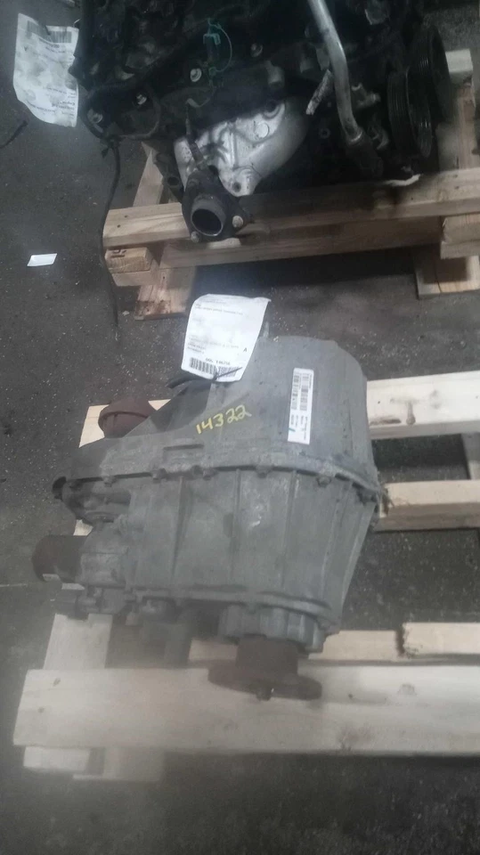 Jeep Liberty 2012 montaje de caja de transferencia OEM 52853752AA 88 k millas negro Foto 1 de 4