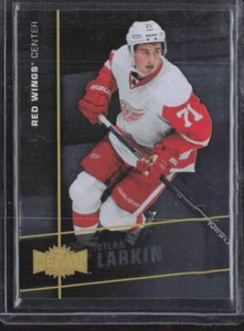 2015-16 Fleer Showcase #MU-8 Dylan Larkin Metal Universe Rookies - Picture 1 of 2