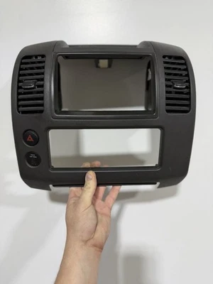 05-12 Nissan Xterra Pathfinder frontier painel central moldura de rádio 68260 EA100 fabricante de equipamento original - Imagem 1 de 4