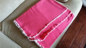 Handarbeit Überwurf/Decke 54" x 34" abgerundete Ecken rosa mit weißer Spitzenborte  - Bild 1 von 8