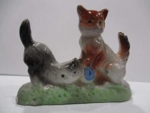 Japanese hand painted ceramic kittens playing with yarn ball miniature figurine - Picture 1 of 7
