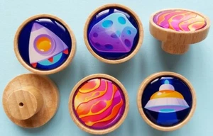 4x manopole in legno stampa razzo spaziale maniglia cassetto mobili bambini ragazzi - Foto 1 di 3