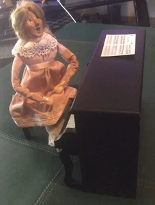 Byers' Choice Caroler Louise~Piano Second Edition Figure Nutcracker Series 1996 - Bild 1 von 8