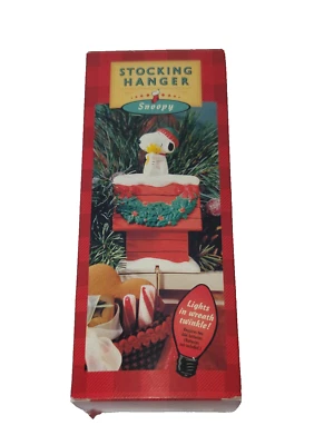 Colgador de medias vintage Hallmark Snoopy luces parpadeantes en una corona Woodstock Foto 1 de 4