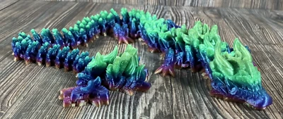 Dragão com chifres brilhantes impresso em 3D 26 polegadas articulado verde roxo azul decoração/brinquedo - Imagem 1 de 4