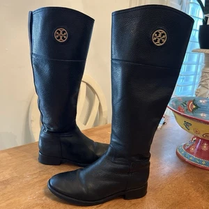 Botas de montar Tory Burch de cuero granulado negras altas con cremallera lateral talla 6 logotipo dorado - Imagen 1 de 10