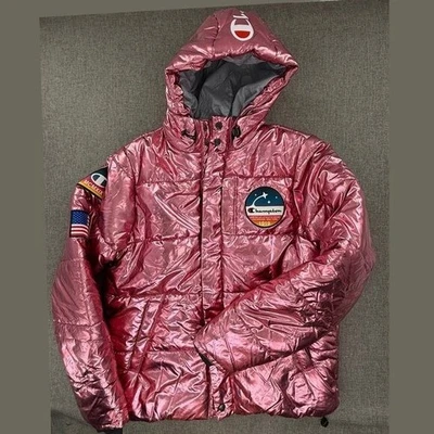 Chaqueta acolchada Champion NASA rosa metálico con capucha bolsillos parches con logotipo medio Foto 1 de 4