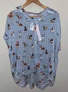 NEU Neu mit Etikett Jane + Delancey Bluse mit Hundedruck und Knöpfen hellblau Größe M - Bild 1 von 3