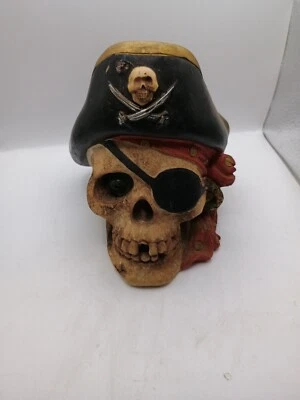 Calavera Capitán Pirata con Sombrero Pirata Parche Ojo Escultura Bucanero Foto 1 de 4