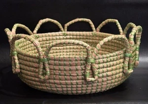 Großer grün und hellbraun geflochtener Korb mit geschlungenem Griff 15” x 6” - Bild 1 von 6