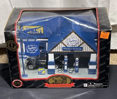 Vintage Scene Premier Edition, Roadside Memories, Ford Motor Co. 1:32 scale - Image 1 of 4