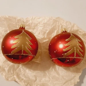 2 Vintage Glas Weihnachtsschmuck rote Kugel mit goldenen Bäumen Made in Columbia 2,25" - Bild 1 von 9