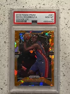 Sekou Doumbouya - 2019-20 Panini Prizm Orange Ice Rookie RC #261 PSA 10 GEMME NUOVO DI ZECCA - Foto 1 di 2