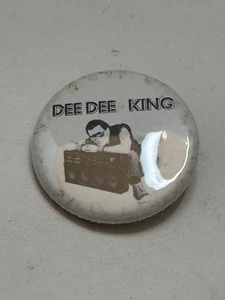Dee Dee King Aka Dee Dee Ramone Pin Pinback - Picture 1 of 3