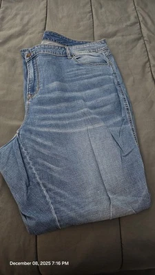 Jean de mujer ligeramente usado, azul marino antiguo, talla 26, micro acampanado, tiro medio, largo Foto 1 de 4