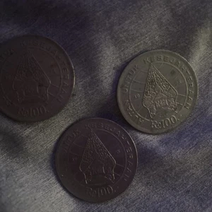 1978 INDONESIA: 100 RUPIAH --1 Year Coin - Picture 1 of 5
