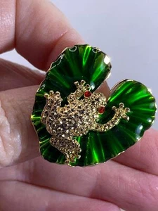 Broche dorado vintage ojos estrás rojo esmalte verde almohadilla rana sobre lirio M-3012* - Imagen 1 de 3