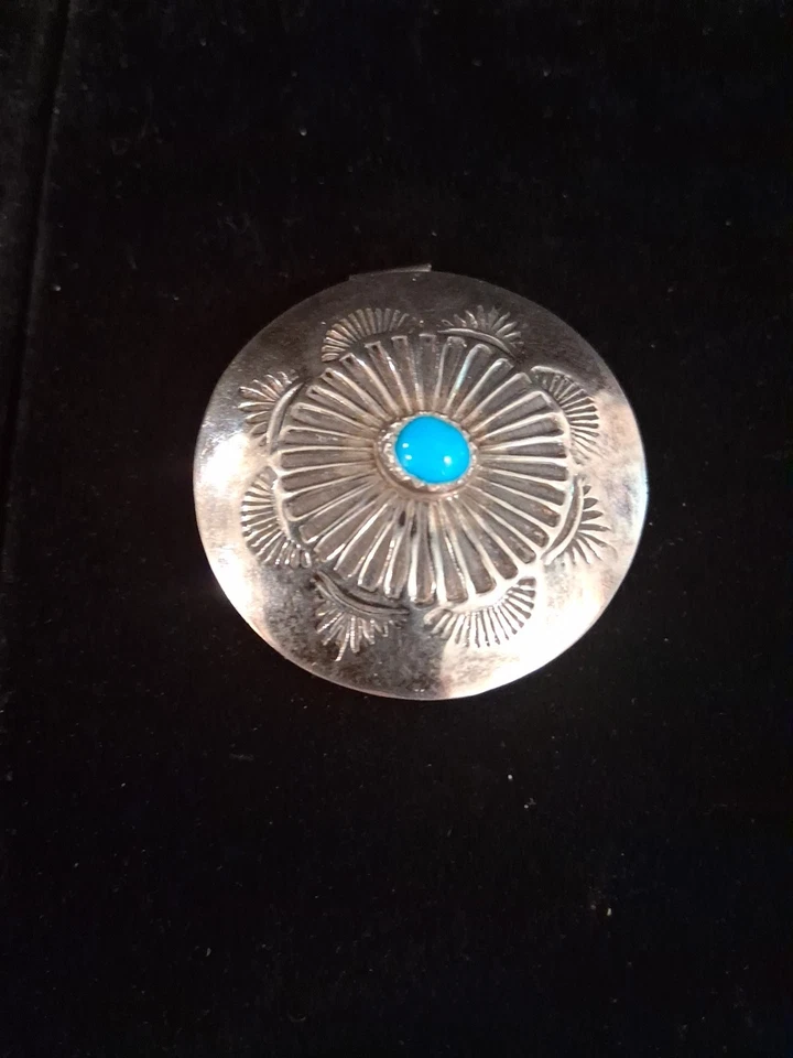 Pastillero vintage de plata estampada de los años 40 con una piedra turquesa Foto 1 de 4