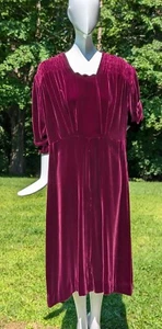 1940’S MAGENTA SILK VELVET LG SIZE DRESS W RUCHING + SCALLOPED NECKLINE - Picture 1 of 8